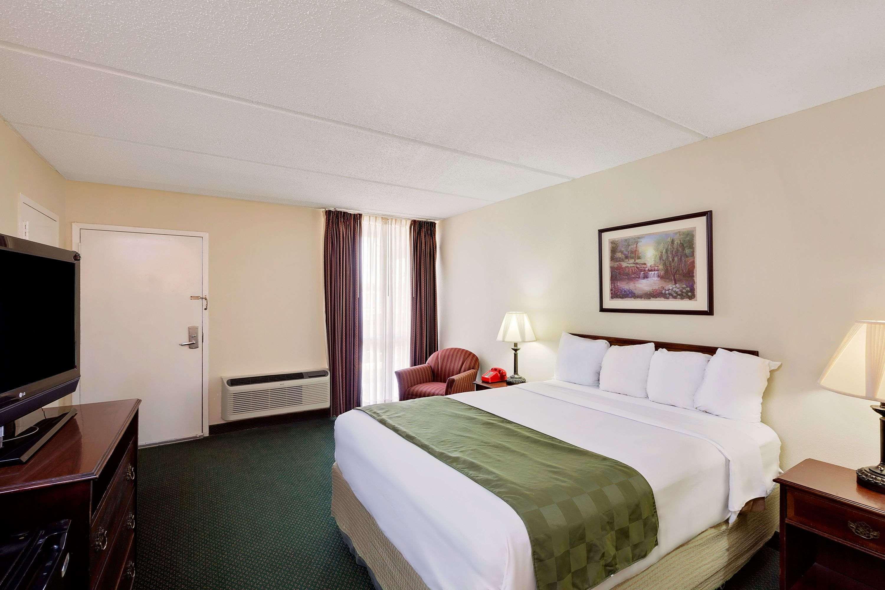 Days Inn By Wyndham Bay City Exterior photo