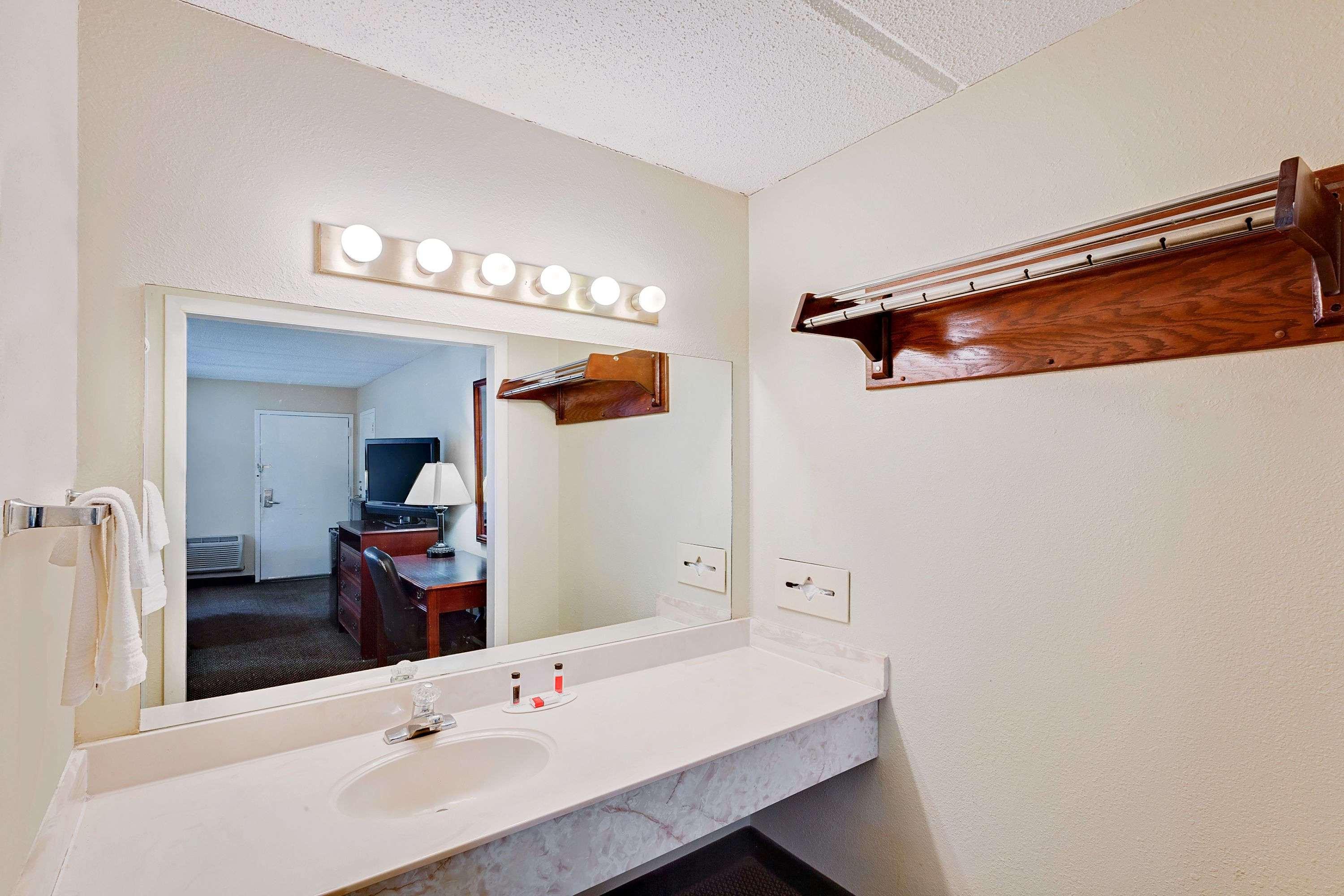 Days Inn By Wyndham Bay City Exterior photo