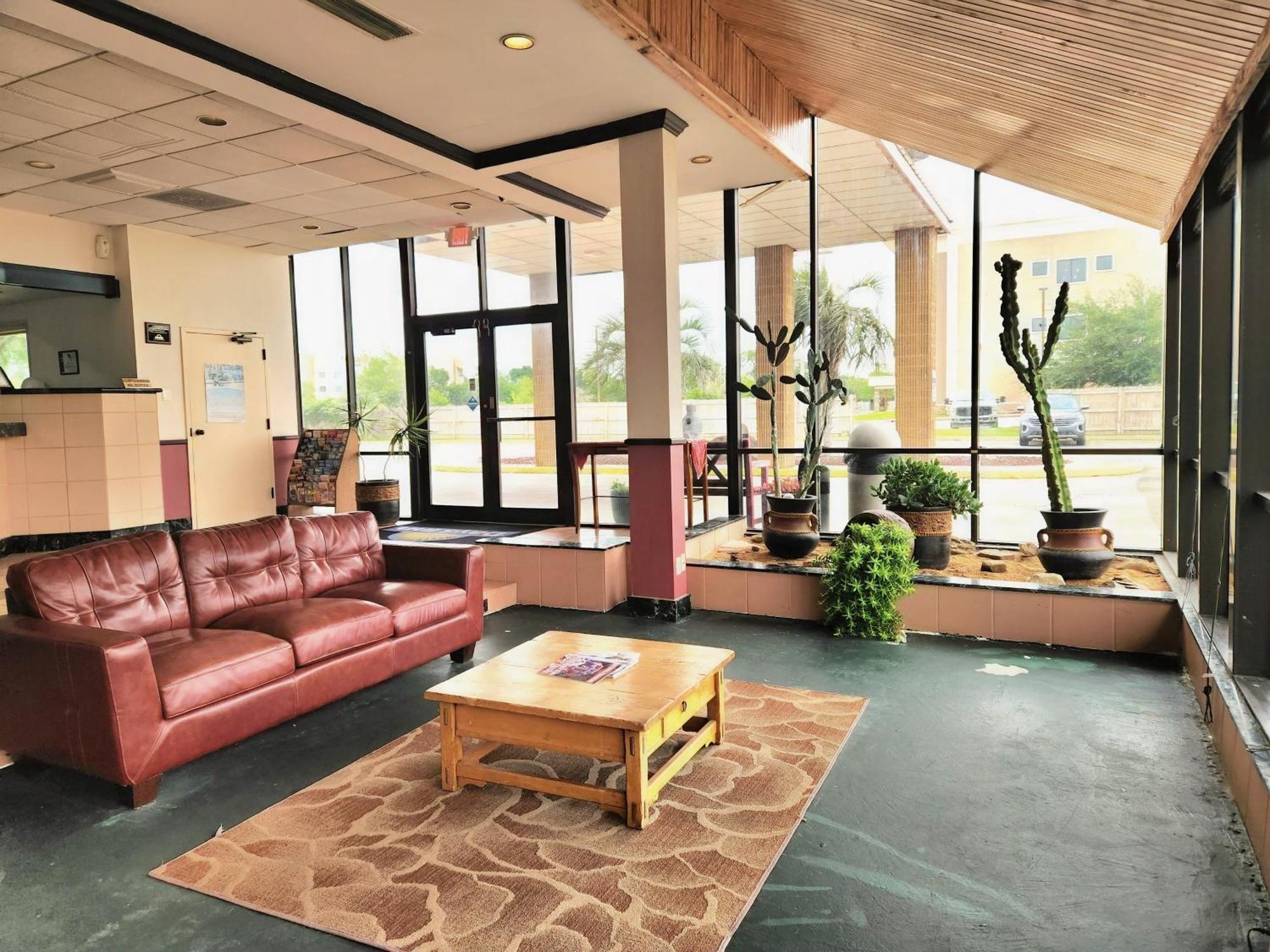 Days Inn By Wyndham Bay City Exterior photo