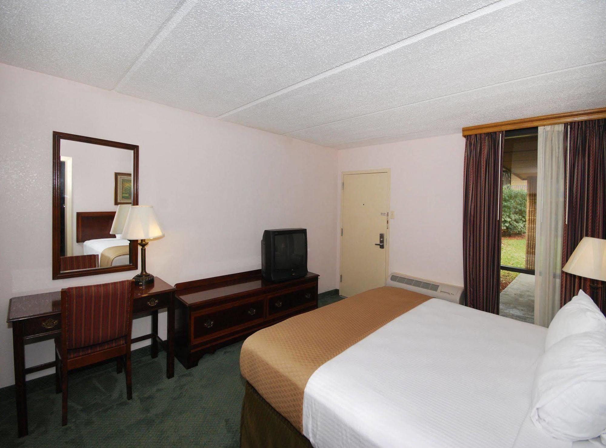 Days Inn By Wyndham Bay City Room photo